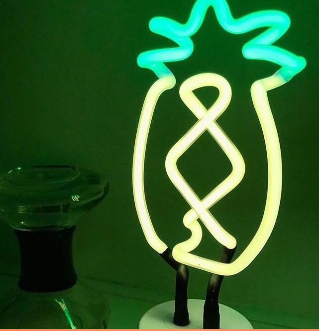 Lámpara de mesa LED con forma de piña y cactus